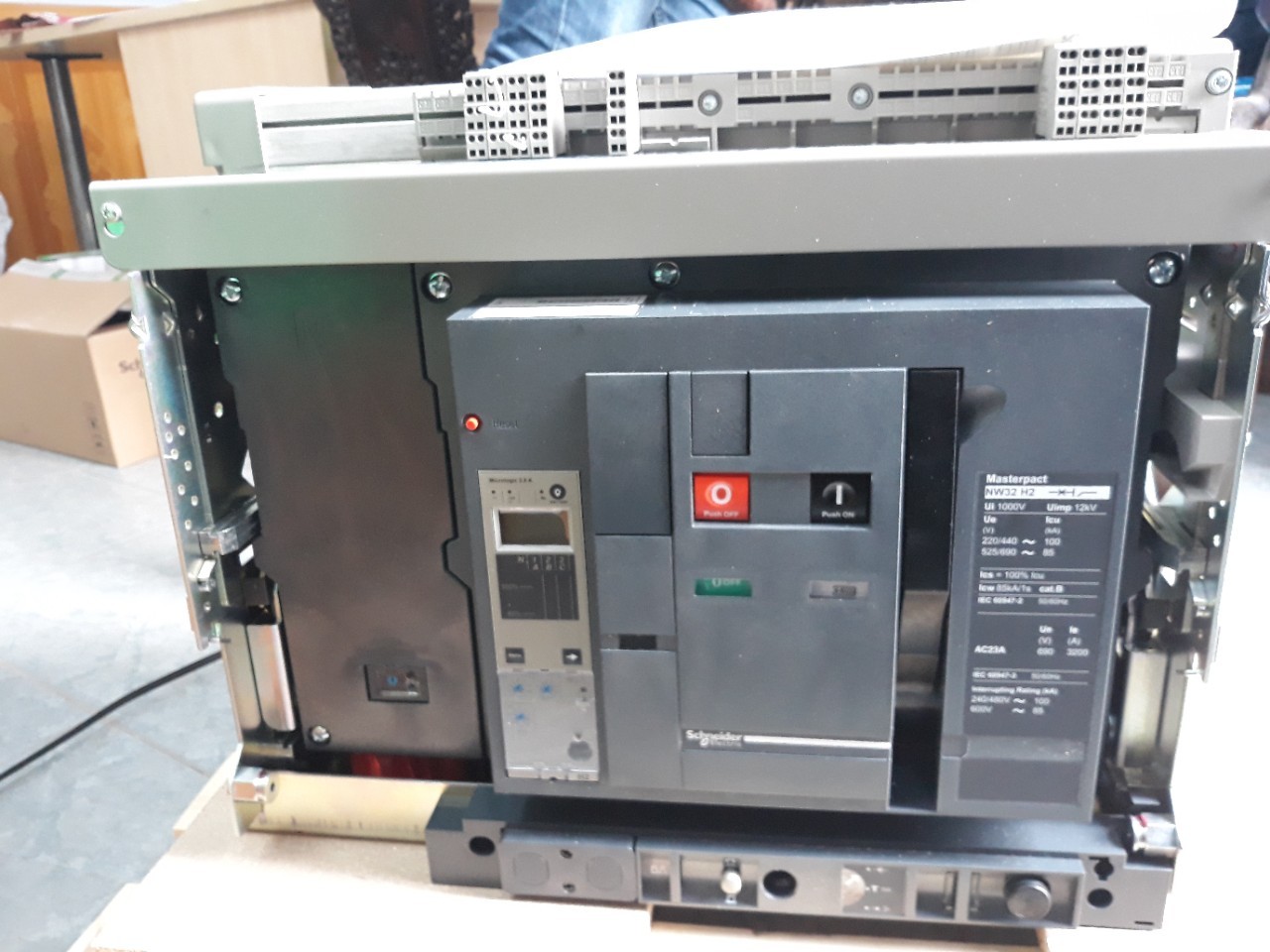 Tại sao máy cắt không khí ACB Masterpact NW/NT Schneider được sử dụng làm máy cắt chính ?? Tại sao máy cắt không khí ACB Masterpact NW/NT Schneider được sử dụng làm máy cắt chính ??