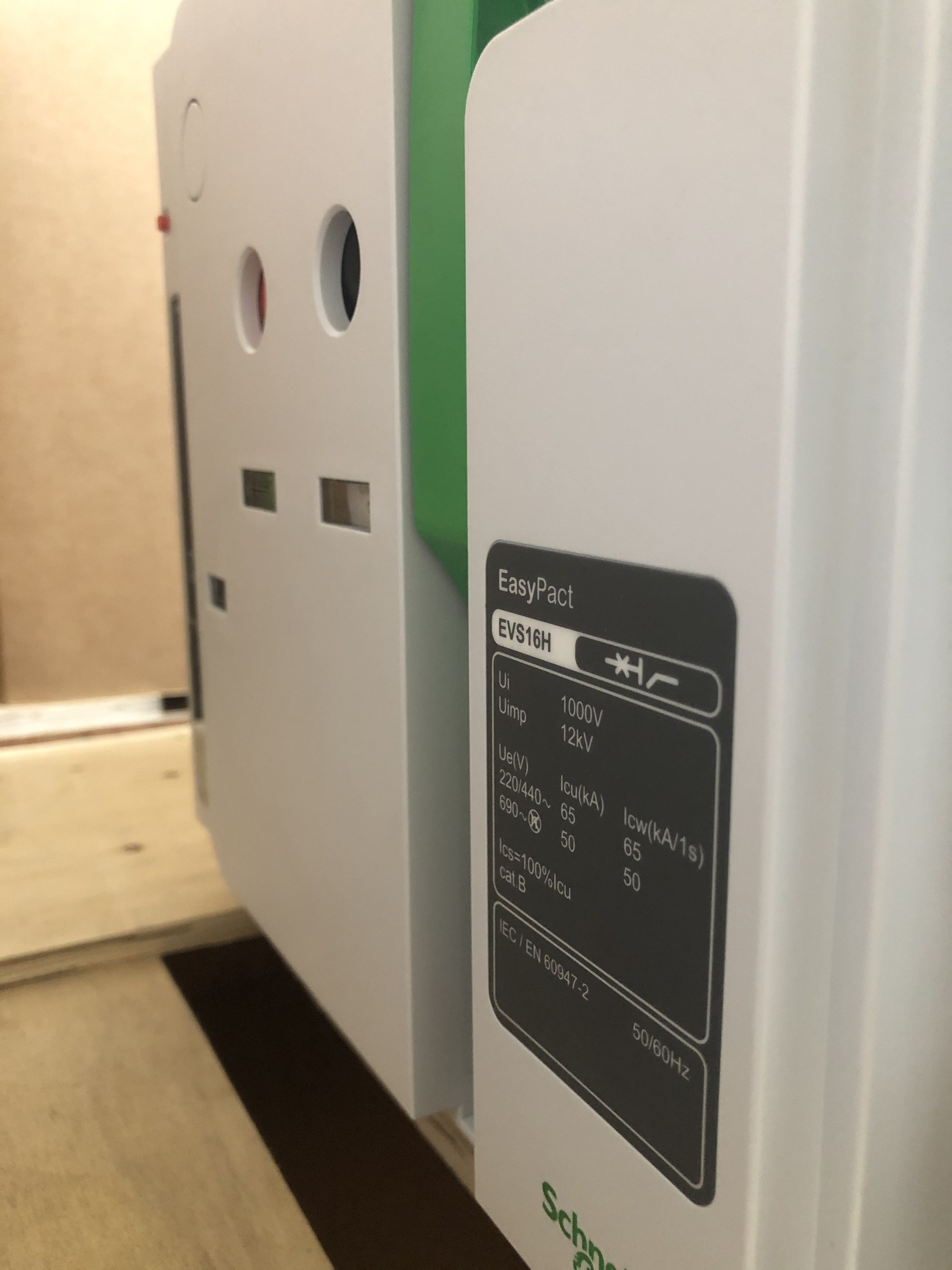 Đặc tính kỹ thuật của máy cắt không khí EasyPact EVS Đặc tính kỹ thuật của máy cắt không khí EasyPact EVS